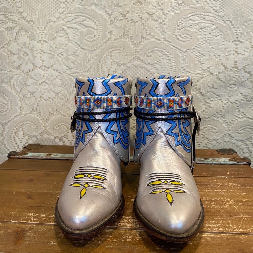 Handcrafted and Hand Painted White Cowgirl ankle Booties woman’s size 8 M - Picture 2 of 9